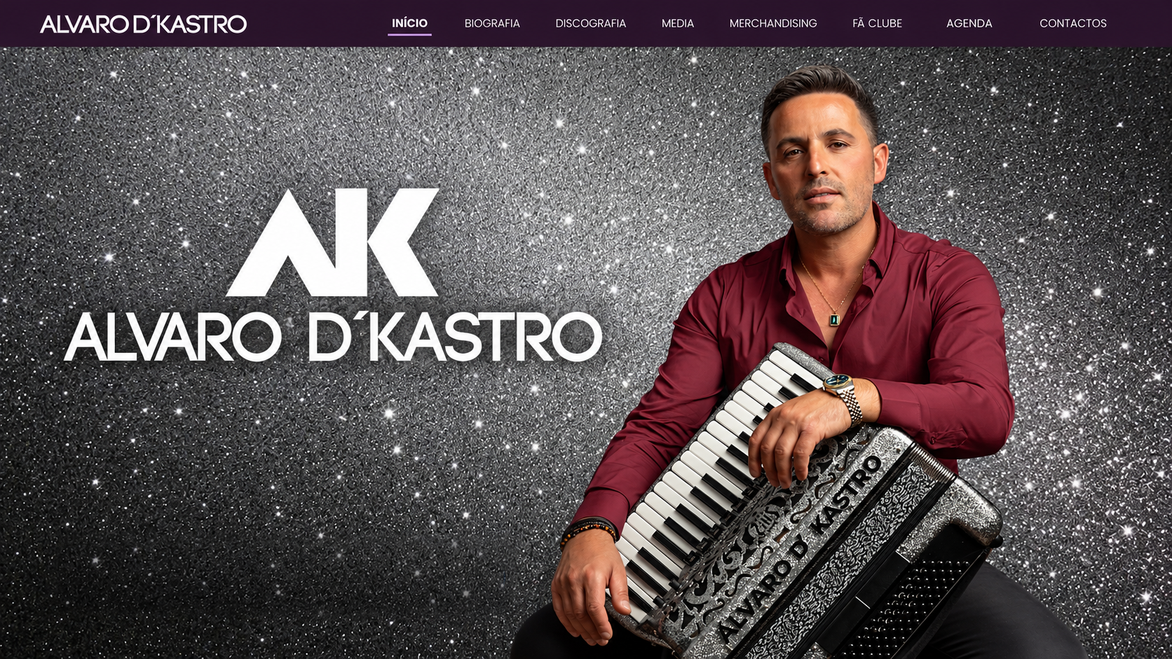 ALVARO D’KASTRO com acordeão, logótipo AK em branco, fundo cinzento, menu roxo e seis links interativos de redes sociais