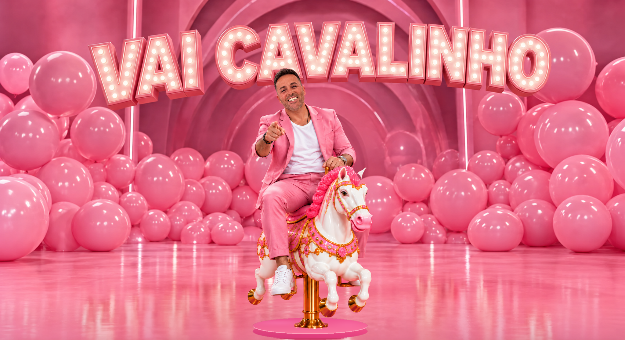 ALVARO D'KASTRO num cavalo de carrossel rosa, diante do letreiro luminoso VAI CAVALINHO